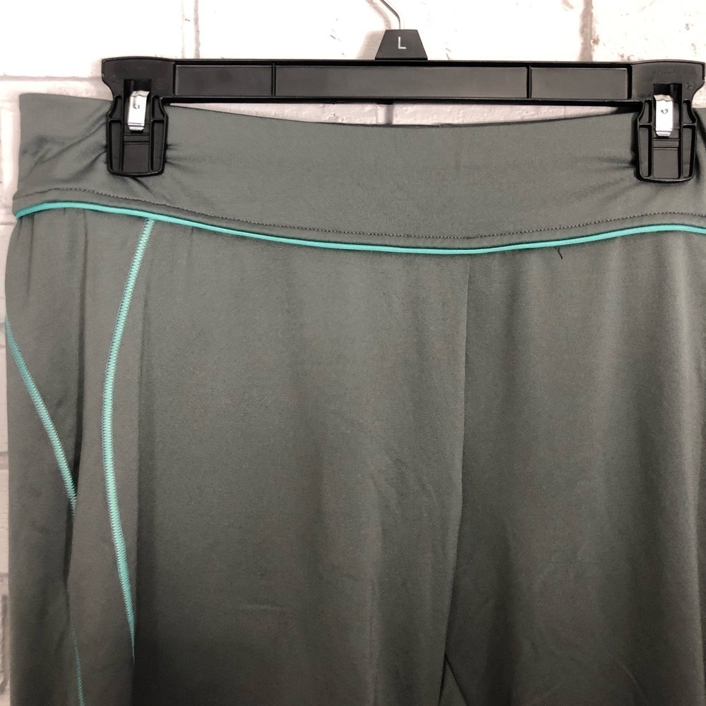 New Balance Women’s Gray‎ and Aqua Capri Pants - Picture 2 of 8